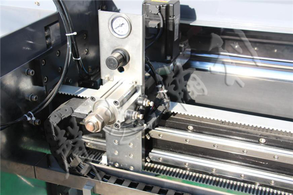 全自動<a href='http://www.sheasyhotel.com/xingyezixun/748.html' target='1' style='font-size:14px; font-weight:bold; color:#ff0000;'>裥棉機</a>