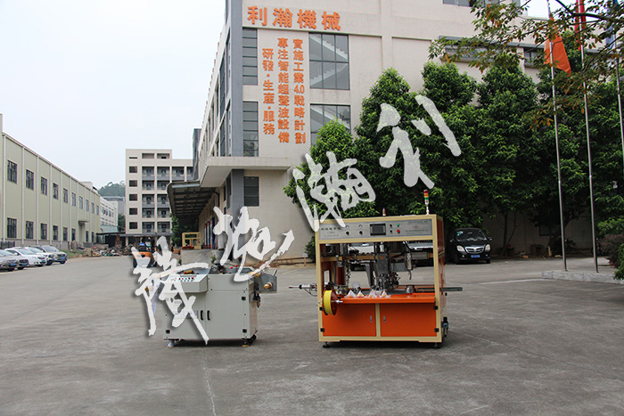 全自動<a href='http://www.sheasyhotel.com/xingyewenzhang/975.html' target='1' style='font-size:14px; font-weight:bold; color:#ff0000;'>商標分條機</a>